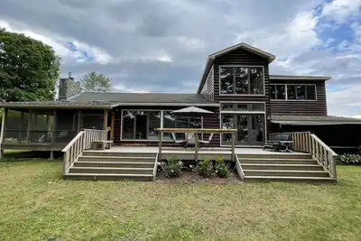 Image de Right on the Water, Spectacular Lakefront Home with Private Dock-Boat & Swim
