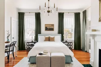 Image de Designer Retreat in Quaint Historic District w Front Porch Dining under the oaks