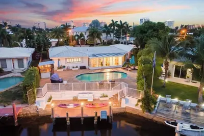 Image de Adorable house with Amazing water front of canal