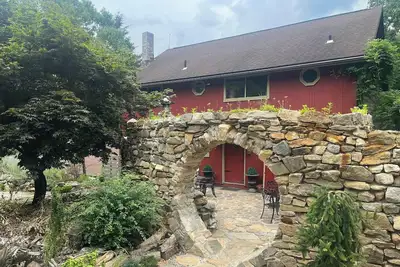 Image de Artistic barn: wood burning hottub, sauna and pizza oven