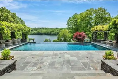 Image de Lakefront Estate in Westchester