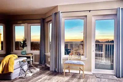 Image de Oceanfront Panoramic Views, King Bed, Two Masters!