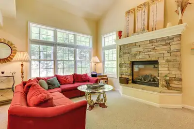 Image de Half-Mi to Big Boulder Lake: Townhome w/ Deck!
