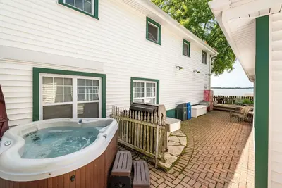 Image de BoatHouse ~Rock Lake~HotTub~ Pet-Friendly