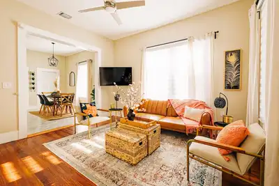 Image de Cozy Casita, Private Big Backyard + Firepit, 6 Min to Riverwalk San Antonio