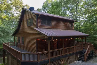 Image de Fun Woodsy Cabin! Hot Tub, Game Room, Fire Pit! In the Aska Adventure Area