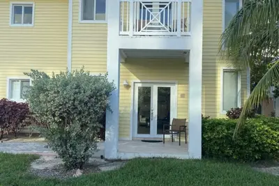Image de Family friendly private villa can sleep 6, walking distance from beach and pool!