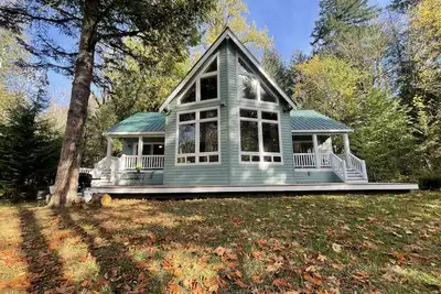 Image de Château Baring Riverfront House with hot tub, Ev, near Stevens Pass and hiking!