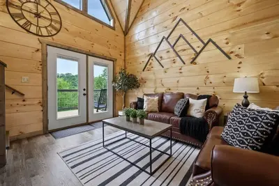 Image de Cabin with Indoor Pool, Hot Tub, game room, and Deck