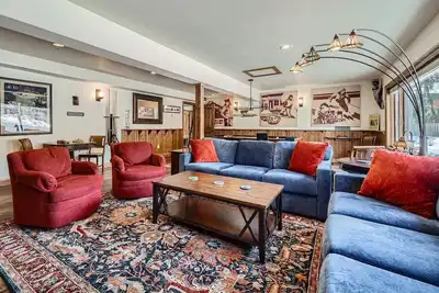 Image de One Block to restaurants, bars & free bus to Breck & Copper. Hot tub/pool table!