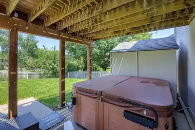 Image de Deja Blue In ♥ Of Omaha ~Hot Tub- 2 King Beds-Park-4br-Park-Trails-Lake-Eclectic