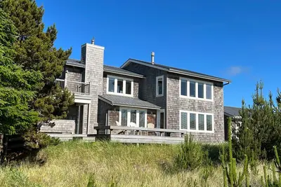 Image de Beautiful and cozy! Amazing views and steps from the beach! 30 Day Rental
