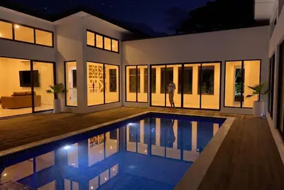 Image de Luxury Private Pool Villa - Sleeps 12 - Next to Love Island Usa filming location