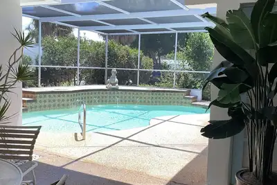 Image de Gorgeous 4/2 mid-century pool home in great location with guesthouse