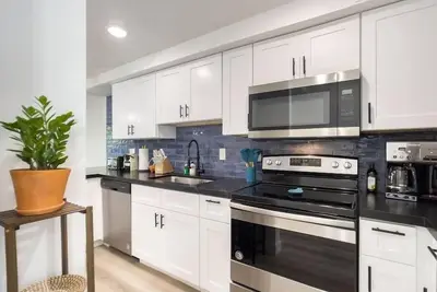 Image de Spacious Old Town apartment with pool and parking