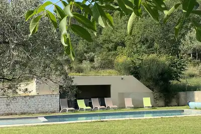 Image de Villa au pied du Luberon avec 17 hectares de collines, , idéal pour se reposer.