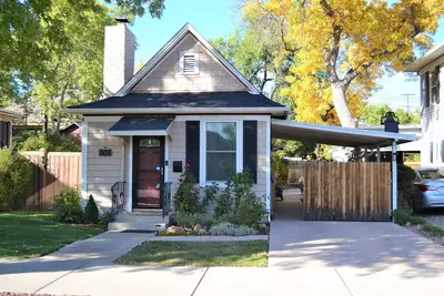 Image de Charming Cottage near downtown! Cozy interior, Car port & Patio