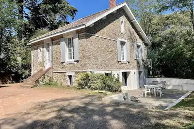 Image de Maison en pierre rénovée, 8 couchages, terrasse bois, proche bois de la Chaise