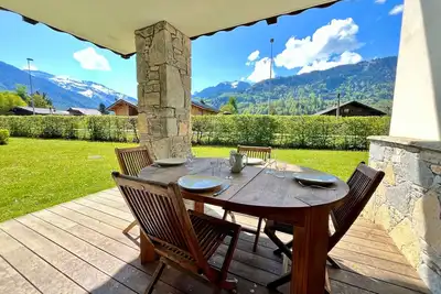 Image de Appartement de charme avec terrasse, piscine et parking, proche centre et arrêt ski-bus
