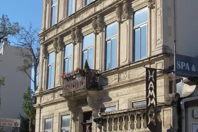 On the ground floor of a beautiful listed Haussmann building, unusual 150 m² with private hammam