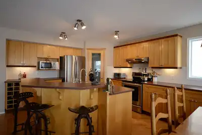 Image de 5 min walk to community lake, 1 hour from the mountains, close to Spruce Meadows