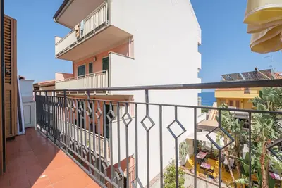 Maison de vacances Santa Teresa Di Riva\" avec vue sur la mer, accueillant les animaux domestiques.