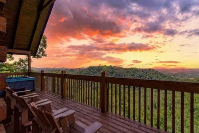 Image de A View From Above- true log cabin, 10 minutes to Dollywood and Pigeon Forge!