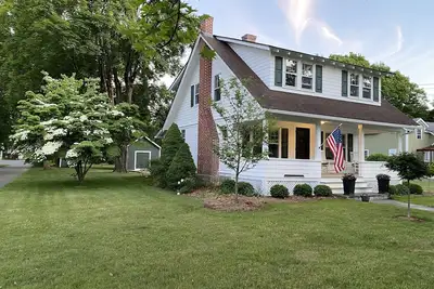 Image de Essex Village home within walking distance to downtown.