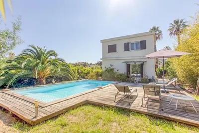 Cannes Vallergues, maison 3 chambres avec piscine au calme