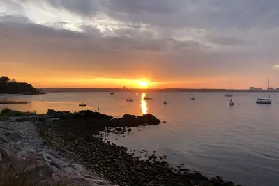 Image de 5 Br Water View Niantic Beach Cottage - steps to private beach