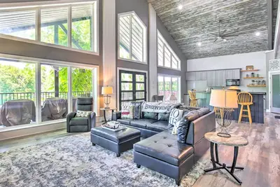 Image de Outdoor Entertainment Space: Home in McQueeney