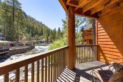 Image de Riverfront Condo w/Private Patio, Hoa Hot Tub!
