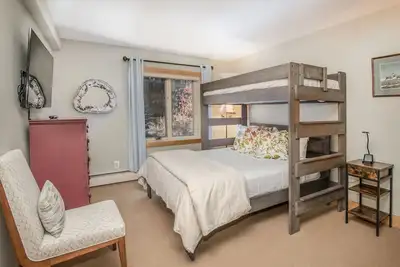 Image de Lockoff room in heart of Lionshead Village W208b