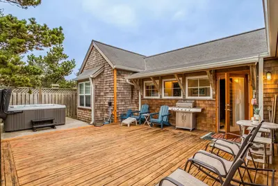 Image de Pacific Citys Beach Out Your Back Door from this Elegant, Single-Level Beauty!