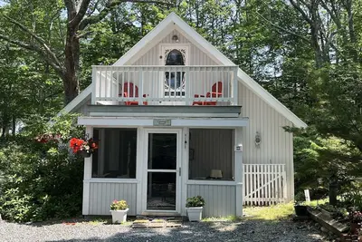 Image de Croix Carriage House - Un vrai bijou d'un chalet en bord de mer!