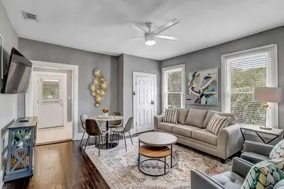 Image de Renovated Historic Home - Relax and Enjoy!