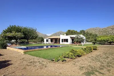 Image de Villa next to the mountains and 10 min walking from beach!