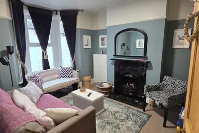 Image de Quiet whole 2-bedroom house near Elizabeth Line & Dlr – garden & parking, London