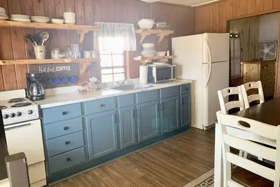 Image de Relaxing Cabin Getaway with Lake Front View!