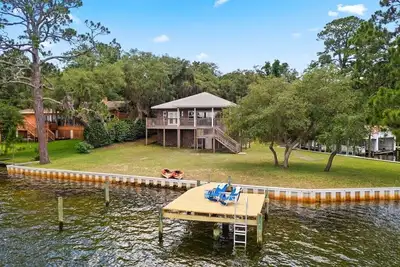 Image de Waterfront, King bed, Kayaks, Private Dock, Fenced Backyard