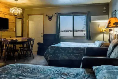 Image de Enjoy lakeside relaxation in Room 11 - The Hunting Lodge - Curriers Lakeview