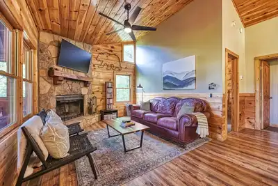 Image de Private, cozy cabin with mtn view, hot tub & fireplace