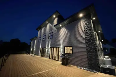 Image de Executive Prince Edward County Waterfront Chalet - New Build