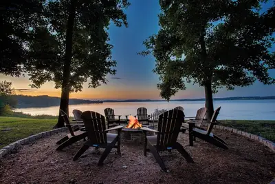 Image de Veazey Cove | 8, 000 sq ft Waterfront Home w\/ Pool + Hot Tub!