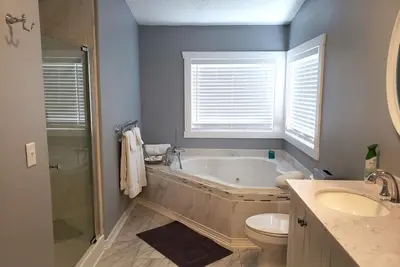 Image de Modern renovated family friendly home close to beach and restaurants