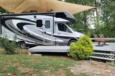 Image de Luxury Glamping in Mercedes-Benz Rv! <br>With breathtaking views and private deck!