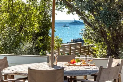 Image de All day sun house with metres away from the golden sands of Onetangi Beach.
