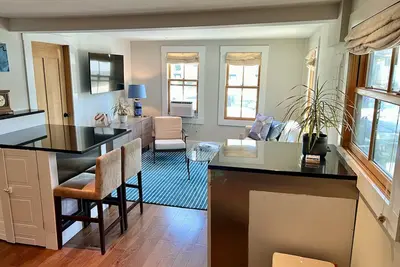 Image de 2 Bedroom/ 2 Bath in Heart of the West End - Ptown
