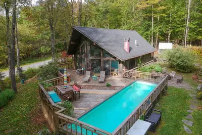 Image de Belle piscine et le lac Catskills Getaway