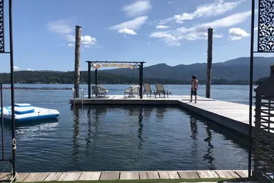 Image de Family Friendly Lakefront paradis sur les rives du lac Warmest de la Colombie-Britannique!